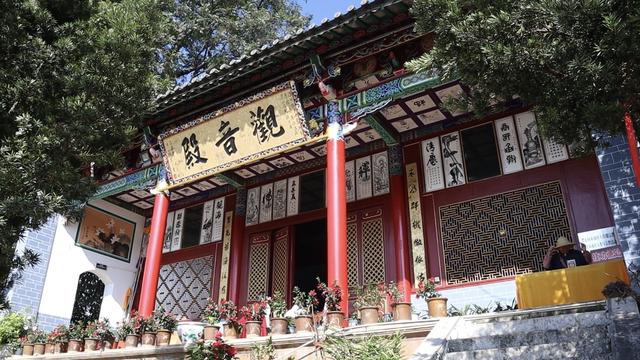 登上1999级台阶，触摸最大的弥勒佛像，百年古寺锦屏山