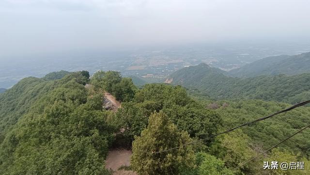 到青华山看千年卧佛，一路上垃圾随处可见