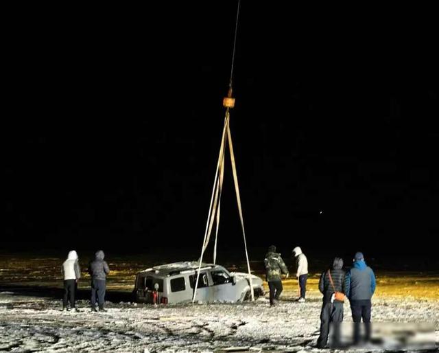 河北张家口一越野车冰面练漂移，冰层突然破裂	，车轮落水冻6小时