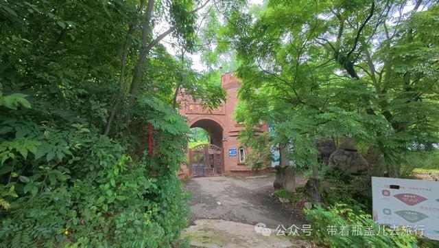探秘重庆深山"鬼堡"，奢华废墟中暗藏玄机，背后真相到底是什么？