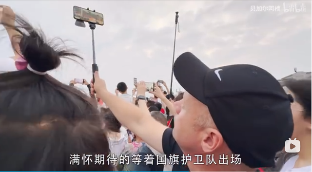 老外到北京看升国旗：穿越30年时空，重写《共和国的早晨》