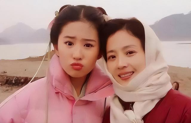 刘亦菲母亲刘晓莉：今66岁仍单身，身材傲人，长得比女儿还漂亮