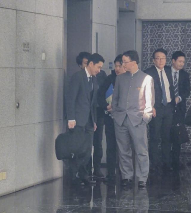 中日谈完了，日本官员沉默离开	，高市无牌可打，连美国也撤走中导