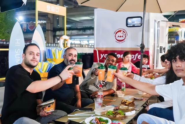 美国小伙来中国旅游，回国发文称:中国的晚上太危险，千万别出门