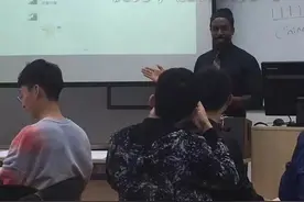 笑喷！翘课让同学帮忙签到，群聊记录被外国教授做成PPT公开处刑图片