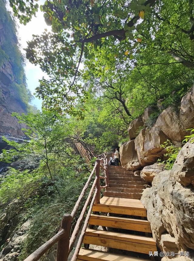 伏羲大峡谷，有水的清凉，山的巍峨，树的阴凉，人的欢笑
