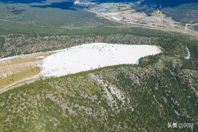 航拍玉龙雪山的秘境牛奶湖,目前还未开发,徒步需要管委会批准
