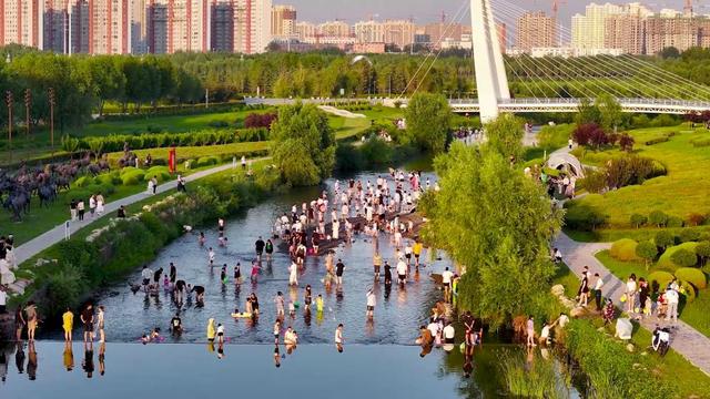 纵马逐风or亲水尝鲜？草原的夏日AB面，你pick哪个