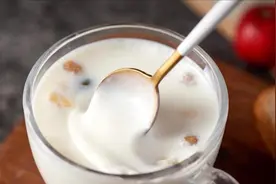 纯牛奶 vs. 酸奶，谁才是营养王者？4类人群选对才不吃亏！图片