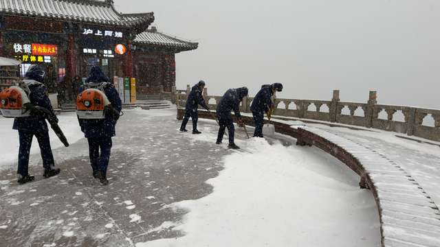 泰山迎今冬首场降雪 雪凇、云海等美景可期