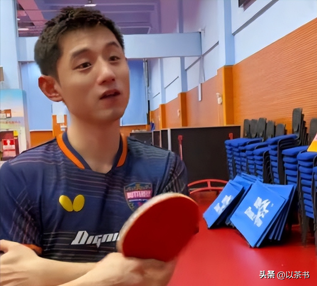 稀罕的男乒聚餐合影：王皓人群中特显眼，邱贻可的脸果然名不虚传