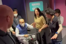 97岁李嘉诚和知己周凯旋一同看五月天演唱会，现场笑容不断图片