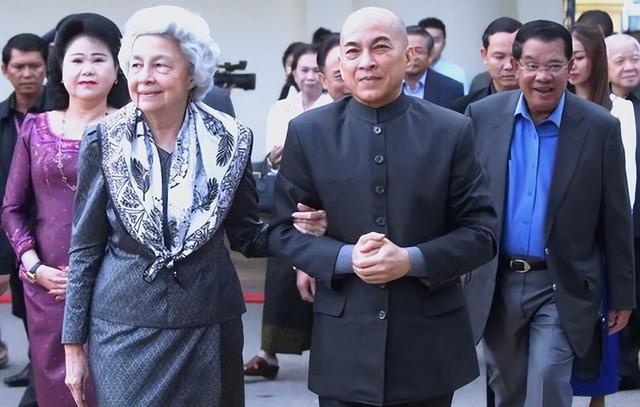 最重视中国阅兵的国家，第一个抵达北京，89岁太后扶光头国王下机
