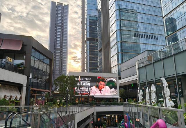 蔡徐坤新歌What a Day发布，粉丝排队买专辑	，路人却这样说