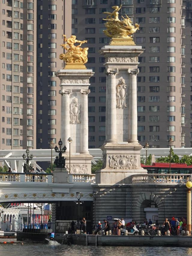 与众不同的天津，去津门故里泡相声茶馆，到狮子林桥看大爷跳水