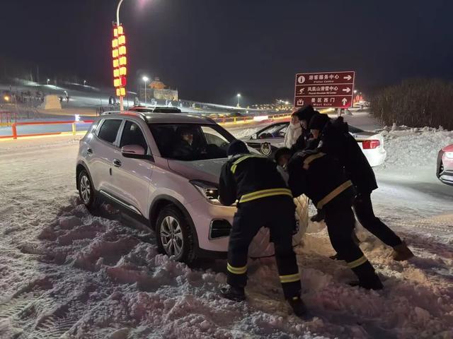 雪映桦林灯耀华章——牙克石首个桦林雪原十五花灯会侧记