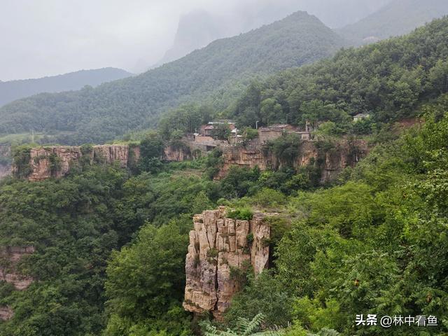 走遍石板岩之上坪菜家岩——北太行天路俯观桃花谷停车场最佳地