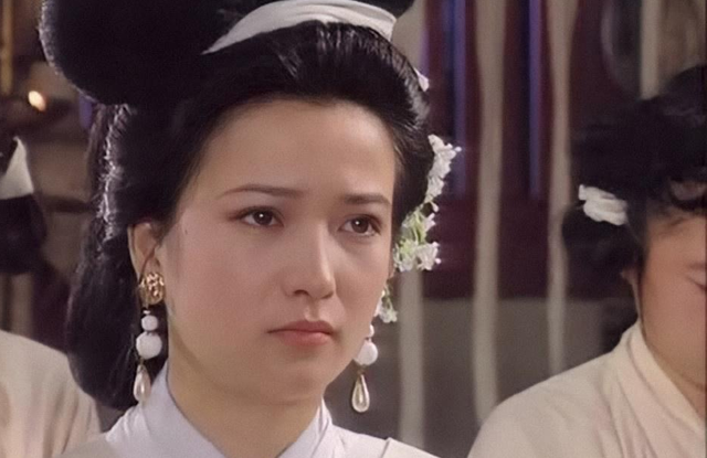 何晴葬礼举行！儿子手捧骨灰，遗像曝光惹泪目，廖京生现身送别