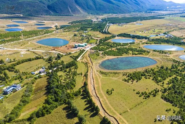 玉龙雪山前有很多野生婚纱基地，村民收费35元一场，露营却免费