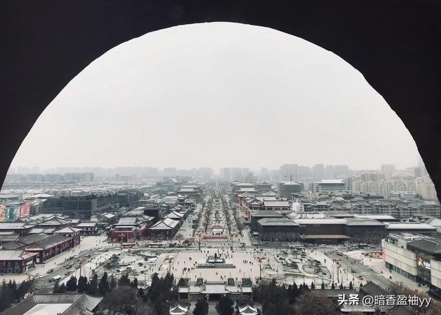 长安一场雪，已闻春声动。大寒，梅红藏雅韵，雪落惊客颜