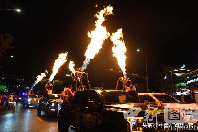 浙江武义：民众近距离接触热气球 感受热气球表演的独特魅力