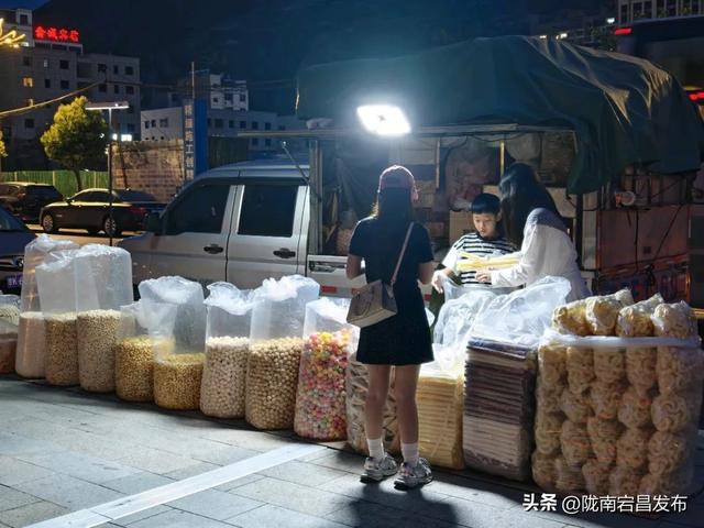 避暑胜地·康养宕昌｜夜逛宕昌：从舌尖到脚尖，游客乐不停