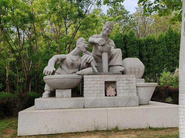 探秘烟台招远龙王湖,看三组雕塑如何演绎小城大故事!