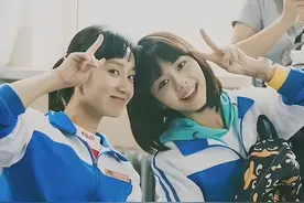 35岁董晴戚九洲大婚！黄晓明、谭松韵到场送祝福，后者接到手捧花图片