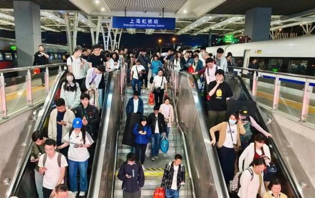 大批美国游客涌入中国，回国后坦言：客观对比，中国比美国强多了