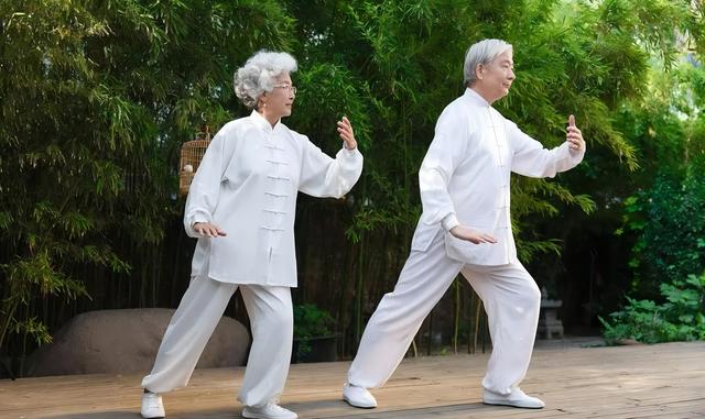 医生提醒：脾胃不好的人，坚持这3个方法，消化功能或能明显改善