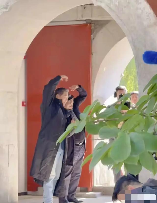 70岁张国立和76岁王刚在北京被偶遇,俩人老了好多,同框好温馨啊