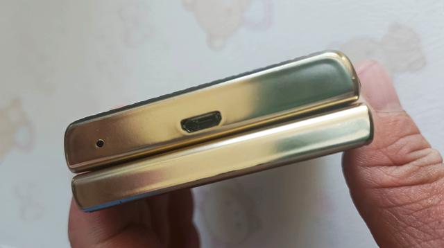 国产老型号翻盖机，内外双3.5英寸触控屏，系统神似智能机