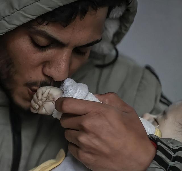 枪声里的日常：加沙家庭白天躲空袭抢粮，夜晚躲废墟帐篷忍饥寻水
