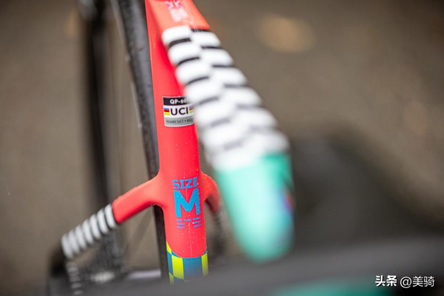 众多中国自行车与零件：英国爬坡锦标赛上有趣的器材