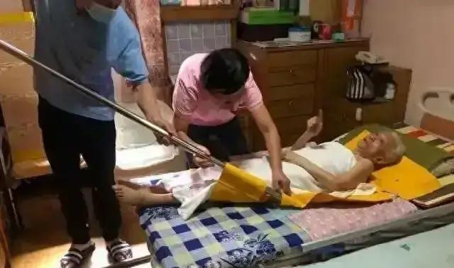 陕西女子专为老人提供服务，500元一次，常抱怨：身上全是烂疮