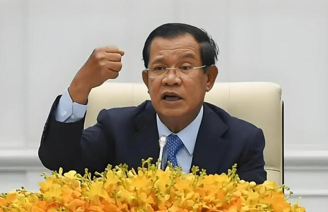 全剧终已至，赶在佩通坦返岗前，洪森深夜发文，一句话侮辱性极强