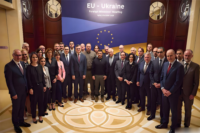 历史开了个玩笑，先倒下的不是乌克兰，而是百年中立的瑞士？