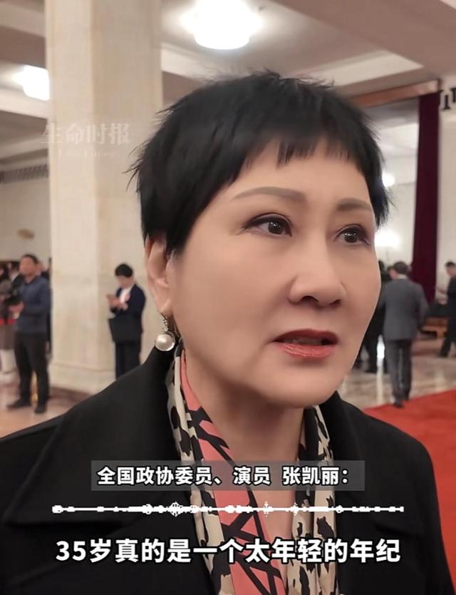 于朦胧坠亡后，62岁张凯丽发文看哭全网，一个举动让人意料之外