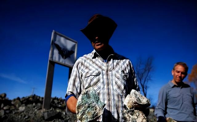 全面反华？卡尼正式通知中国：加征25％关税，中企必须卷铺盖走人