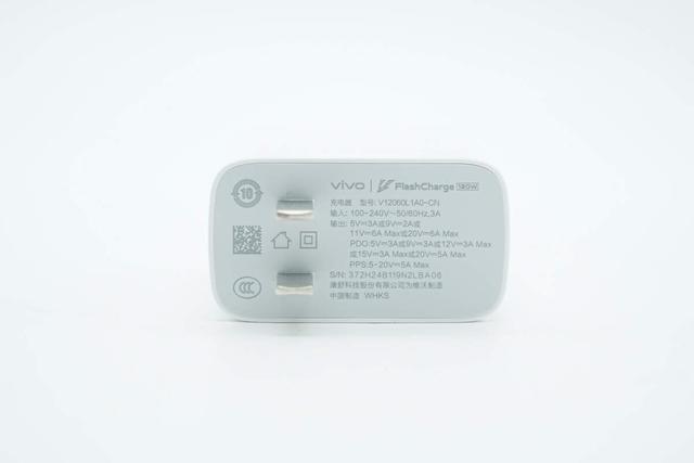 机身小巧媲美氮化镓版，vivo手机原装120W闪充充电器拆解