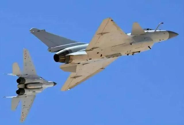 歼-10C 碾压苏-35！金头盔比武三连冠封神，灵活刺客专治重型机！