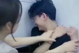 小伙被仨女子围堵在角落，借着打闹上下其手，网友：放开他冲我来图片