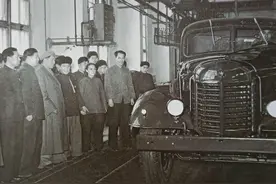 建国初期汽车工业零的突破，毛主席：坐了我们自己制造的小汽车了图片