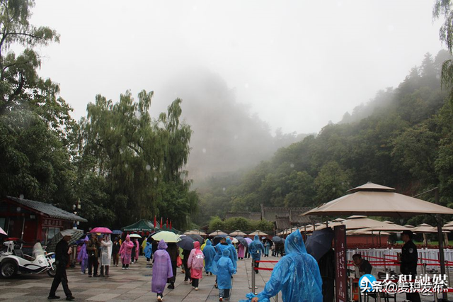 【多彩“双节” 畅游麦积】麦积山大景区国庆假期“热”力全开：雨晴交替景不同，两日迎客近5万人次