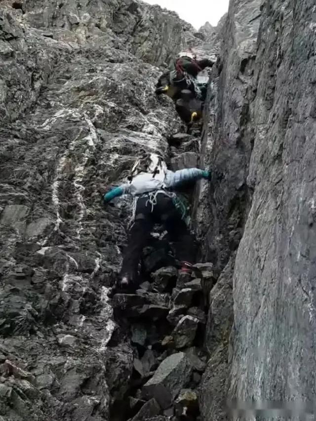 多位藏民耗时12小时抬受伤驴友下山收费6万网友：买一条命不贵