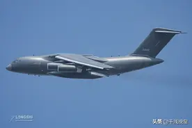 歼10C转场埃及，飞越美军航母补给港，运油20加持，解放军亮剑图片