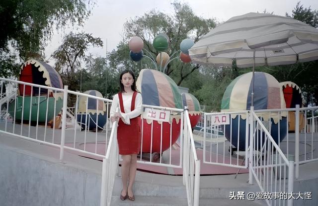 1996年，沈阳。北陵公园游玩的女子，这在当时算时髦的吗？