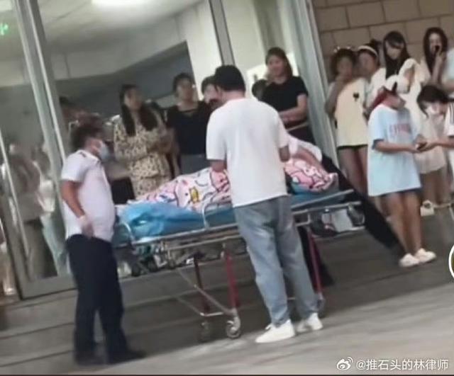 🔥宿舍产子震惊全网！甘肃职校女生独自分娩，校方回应引争议