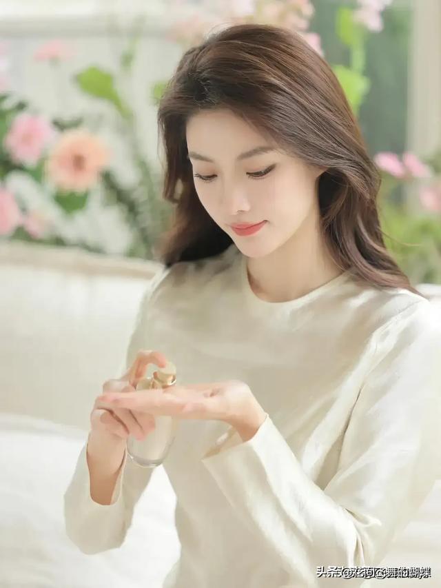 江苏徐州一校花,身高 173cm身材拥有黄金比例,散发迷人魅力