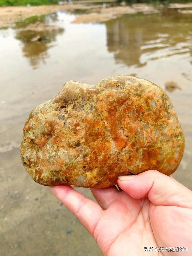 我在浐河捡到了一块像古代瓷器花纹的石头